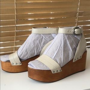 BRAND NEW Frye Alka Faltform Sandals